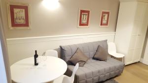 A seating area at Scala Suite