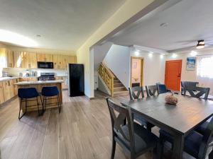 a kitchen and dining room with a table and chairs at Villa Campo Verde in Jarabacoa