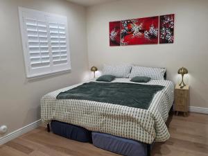 ein Schlafzimmer mit einem Bett und zwei Fenstern in der Unterkunft Private Basement 1mi UVU 3 Parking in Orem