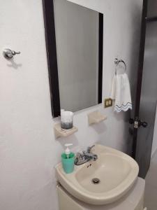 a bathroom with a sink and a mirror at Casa centrica in Hermosillo