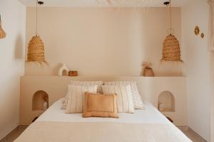 a bedroom with a bed with two baskets on the wall at Lodge des palmiers - jacuzzi in Salazie