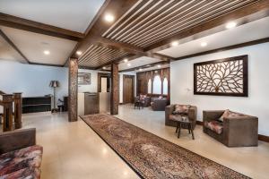 a living room with couches and a large rug at Hotel grandlords in Pahalgām
