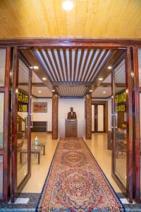 a lobby with a large rug on the floor at Hotel grandlords in Pahalgām