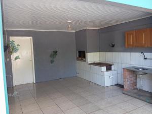 a kitchen with a sink and a counter top at Ampla acomodação e com ótimo localização in Machadinho
