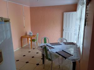 a dining room with a table and chairs in a room at Ampla acomodação e com ótimo localização in Machadinho +11 photos