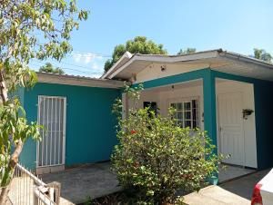 a blue and white house with a tree at Ampla acomodação e com ótimo localização in Machadinho