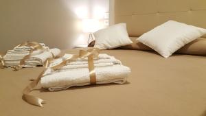 A bed or beds in a room at Scala Suite