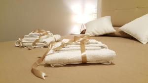 A bed or beds in a room at Scala Suite