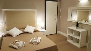 A bed or beds in a room at Scala Suite