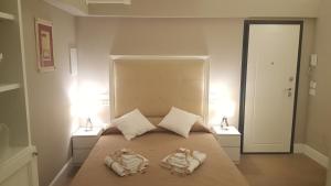 A bed or beds in a room at Scala Suite
