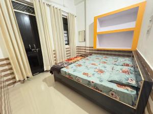 a bedroom with a bed in a room at Shri Nimbark Mohini Kunj in Vrindāvan