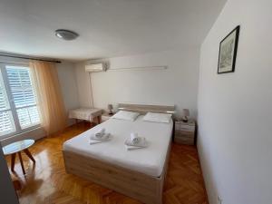 a bedroom with a bed with two towels on it at Apartment Bugenvila in Vrboska