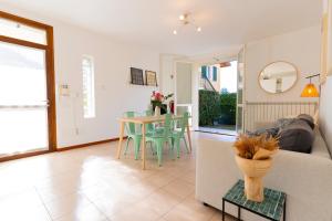 a living room with a couch and a table at giardino e piscina apartment in Bellagio