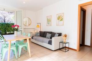 a living room with a couch and a table at giardino e piscina apartment in Bellagio