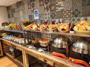 a buffet with lots of different types of food at Cobertura duplex Landmark jardins in São Paulo