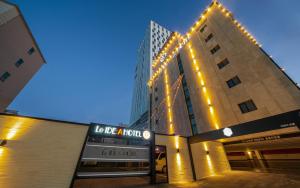 a building with lights on the side of it at 호텔이데아 울산삼산점 in Ulsan
