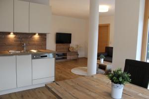 uma cozinha e uma sala de estar com uma mesa em Bergchalet Rauch em Arzl im Pitztal