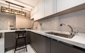a kitchen with a sink and a stool in it at 호텔이데아 울산삼산점 in Ulsan +94 photos
