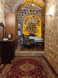 ein Zimmer mit einem Bett in einem Steingebäude in der Unterkunft Rumetpaşakonağı in Mardin