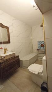 ein Badezimmer mit Badewanne, Waschbecken und Toilette in der Unterkunft Rumetpaşakonağı in Mardin + 51 Fotos