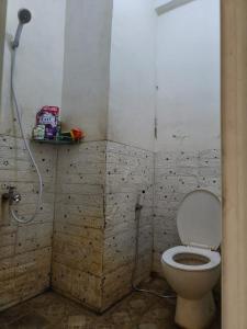 a bathroom with a toilet and a shower at Comfy Studio Emerald Hills in Telukjambe