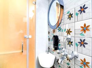 a bathroom with a toilet and a mirror at Hotel Rose Inn in Kolkata