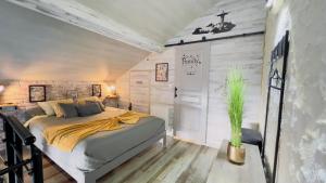 a bedroom with a bed in a room at Top Loft Perles 4 des Châteaux in Mer