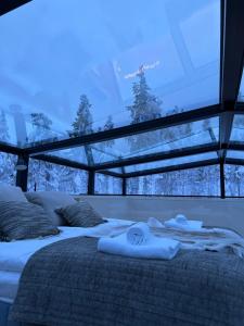 a bedroom with a bed with towels on it at Levi Skyview Igloo in Levi
