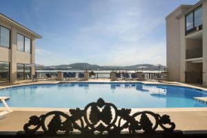 ein großes Schwimmbad vor einem Gebäude in der Unterkunft Wyndham Garden Lake Guntersville in Guntersville