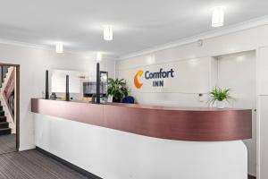 a lobby with a confident inn sign on the wall at Comfort Inn Grammar View in Toowoomba +40 photos
