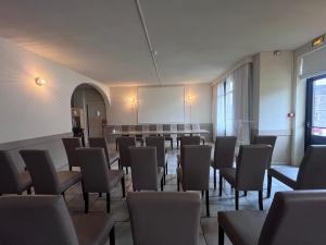 a room with a bunch of chairs and a whiteboard at Hôtellerie du Roy - Restaurant Chez Robin in Sainte-Hélène-sur-Isère