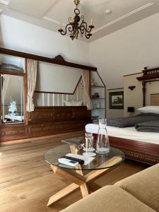 a living room with a bed and a coffee table at Das Holland in Kapfenstein