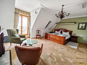 a bedroom with a bed and a table and chairs at Das Holland in Kapfenstein +63 photos