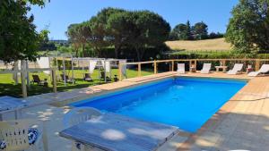 a swimming pool with a table and chairs next to it at Osteria del Cavaliere B&B e Maneggio in Sacrofano