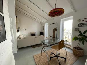 a living room with a glass table and a couch at Casa Tohca Setenil in Setenil