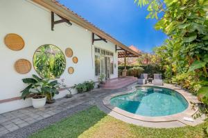 a house with a swimming pool in the yard at Villa 3bdrm Sanur 800 m ocean in Sanur