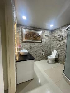 a bathroom with a sink and a toilet at HUBIBI Villa Staycation Balayan in Sepaco +20 photos