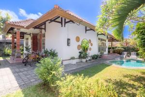 a villa with a swimming pool and a house at Villa 3bdrm Sanur 800 m ocean in Sanur