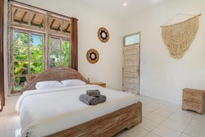 a bedroom with a bed with a camera on it at Villa 3bdrm Sanur 800 m ocean in Sanur +25 photos