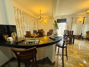 a lobby with a bar with chairs and a table at The Green Escape in Miriswatta