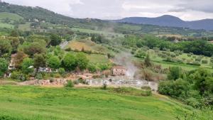 an old house in the middle of a green field at Dimora dei nonni in Poggioferro