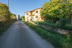 an empty road in front of a building at Dimora dei nonni in Poggioferro