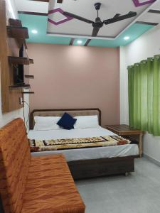 a bedroom with a bed with a ceiling fan at Janki Guest House in New Delhi