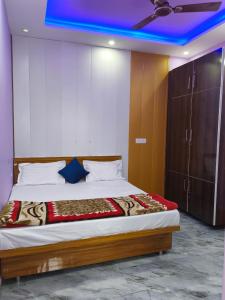 a bedroom with a large bed with a blue ceiling at Janki Guest House in New Delhi +9 photos