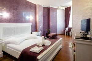 a hotel room with a bed with towels on it at Acapulco Hotel in Ploieşti +250 photos