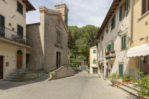 an empty street in a town with buildings at Villa Dufour Berte in Londa