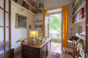 a room with a desk with a lamp and a window at Villa Dufour Berte in Londa