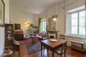 a living room with a table and chairs and a fireplace at Villa Dufour Berte in Londa