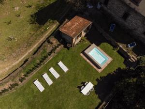 an aerial view of a house with a swimming pool at Villa Dufour Berte in Londa