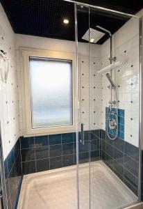 a shower in a bathroom with a window at Casa Lucia vicino al mare in Budoni